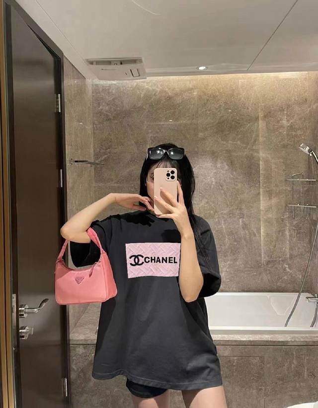 小香灰粉Logo情侣款百搭短袖T恤小香的人间新色~高级感满满 这个灰色很吸引人，水泥灰，上身巨显白！搭配胸前粉色编织Logo大标图案设计，时尚感满满，活力十足，
