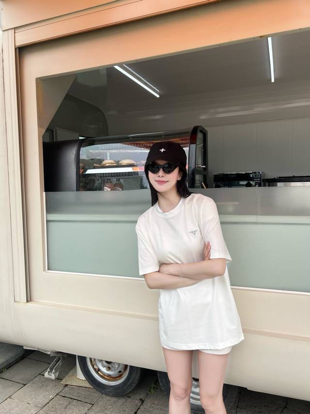 D夏季新款~黑白武士情侣款短袖T恤 简约而不失格调，Pra**黑白色武士短袖震撼登场！经典黑白双色，如同时尚界的永恒诗篇，百搭且极具辨识度。 标志性三角徽标与“