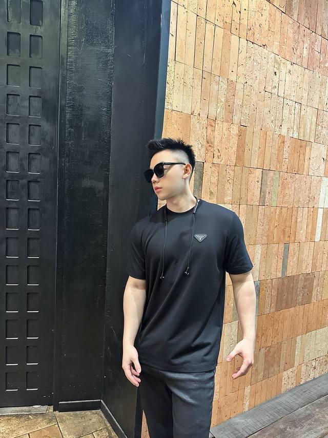 D夏季新款~黑白武士情侣款短袖T恤 简约而不失格调，Pra**黑白色武士短袖震撼登场！经典黑白双色，如同时尚界的永恒诗篇，百搭且极具辨识度。 标志性三角徽标与“