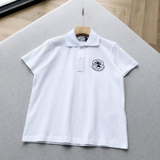 Mo时髦新宠~女士夏日珠地棉翻领Polo衫 以经典 Polo 型格，重塑夏日穿搭美学~从职场的干练气场，到周末的松弛氛围，一件解锁多元风格，穿上它，让每一次出场