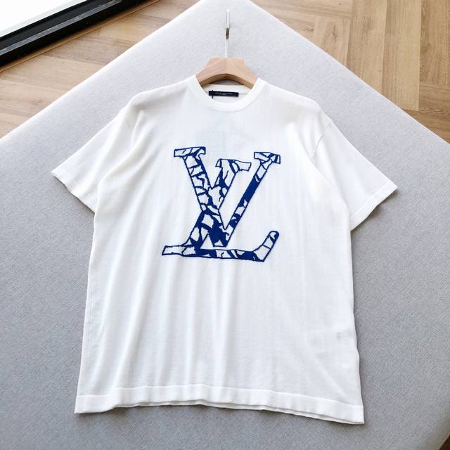 Lv滑雪系列提花大V Logo针织短袖T恤 这件提花蓝花 Logo 针织短袖，直接把雪山的艺术感穿在了身上~经典蓝白配色，像极了阿尔卑斯山巅的冰雪与蓝天 前胸立