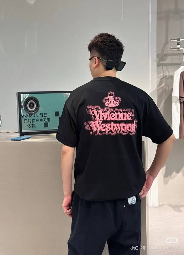 Vivienne Westwood西太后25S新款上架.男女同款！英国小众品牌原单品质.近期大火一把的品牌.高级定制300G纯棉面料舒适柔软！超级喜欢的款式推荐