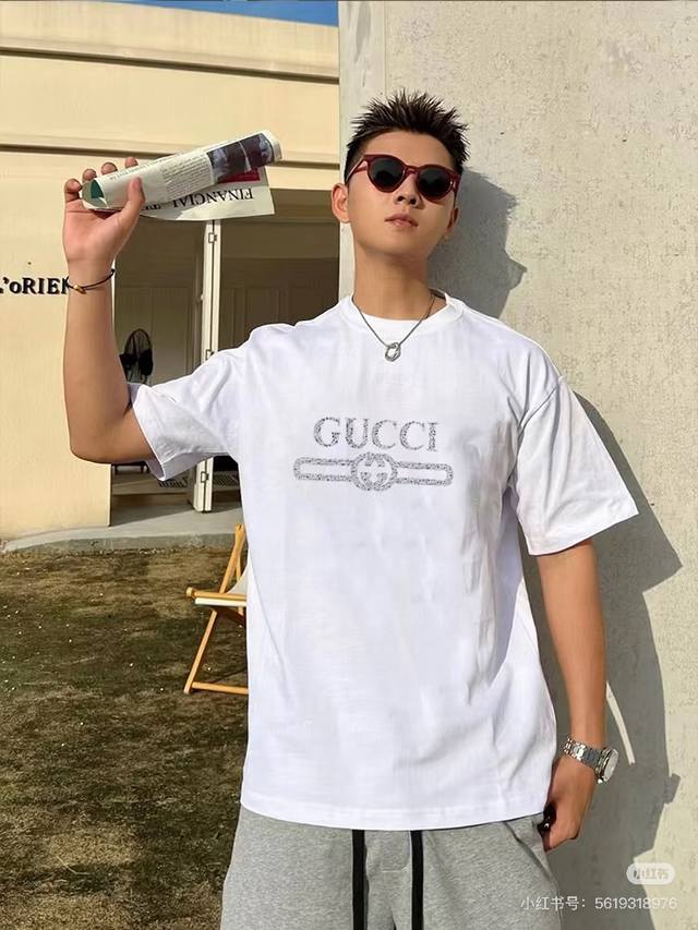Gucc*潮牌25S新款圆领T恤.男女同款～潮人必备！胸前定制品牌图形烫钻工艺.减龄搭配.本色搭配时尚好看.整体效果年轻有活力！高克重280G棉材质精制而成，着