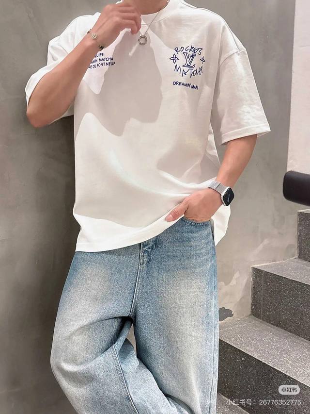 驴牌新款潮牌T恤.小红书同步！！男女同款！Lv秀场员工服短袖T恤，选用260克双纱平织棉面料打造，双面蓝色色彩立体印花工艺，后领原版品牌Logo标识。螺纹针织领