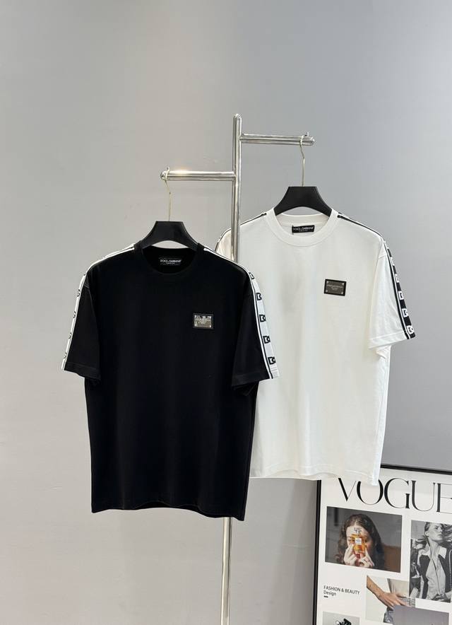 衣服- 。裤子- 。 D&G杜嘉班-纳25S新款T恤.男女同款.可搭配套装！超高品质，织带设计.运动风袭面而来～经典即永恒！入手绝对值的！这种类型的套装也是懒人