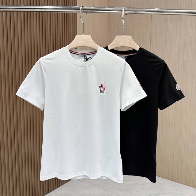 Moncler 蒙口 2025Ss春夏新品质感碾压，重磅出圈圆领短袖，简约大气的，经典品牌Logo绣花，袖口处标志性的经典微章，醒目又独特，低调地彰显着品牌身份