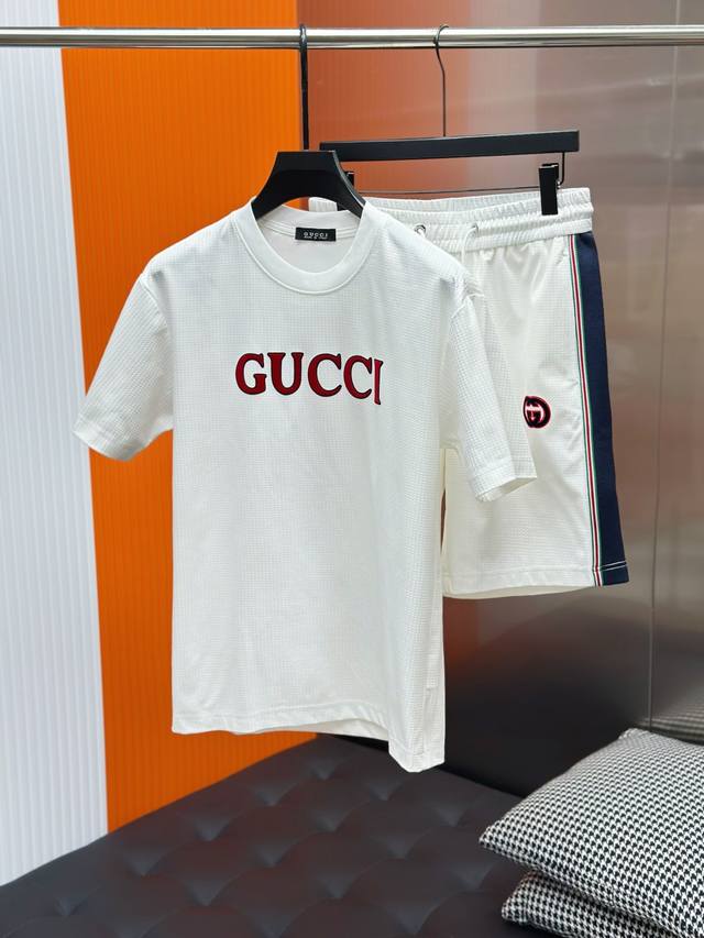 Gucc古奇25春夏最新短袖套装，重工艺刺绣字母Logo 后开袋 男女日常通勤 穿搭必备 定制华夫格面料 进口机高密度刺绣 内包边处理，无线头压力码数：M-4X