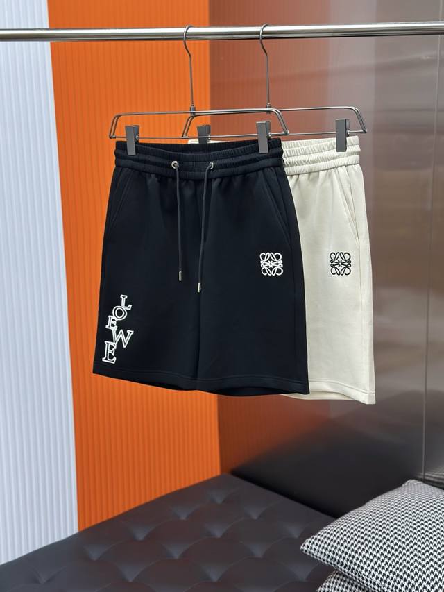 Loewe罗意威夏季新款男士休闲短裤，高级定制锦纶面料，重工艺刺绣品牌字母Logo，细节无可挑剔，顶级辅料配备，原版Logo设计理念，手感细腻柔软！上身版型超赞