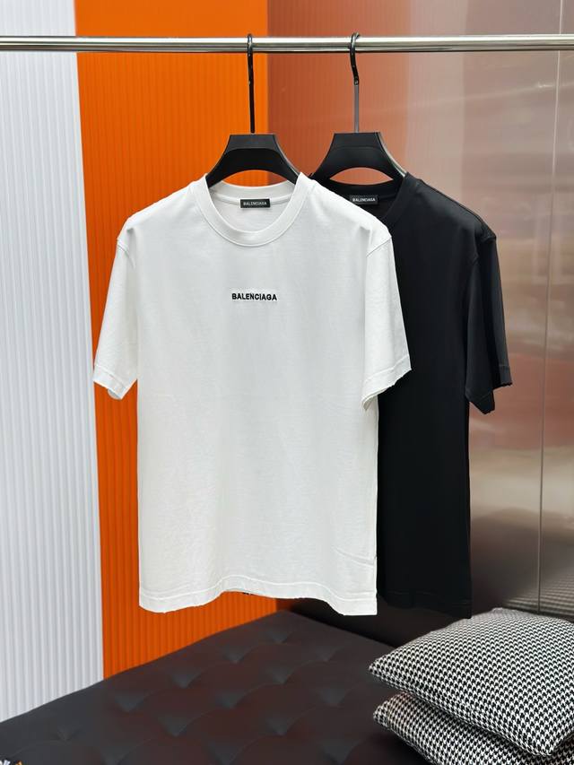 Balenciaga巴黎世家高品质 2025最新款短袖T恤，休闲时尚的尚佳之选。定制高支80支双股纯棉密柔面料、亲肤性极佳。顶级元素融合打造，潮男时尚，前胸立体