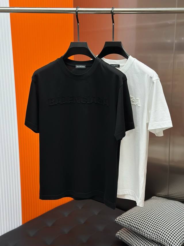 Balenciaga巴黎世家高品质 2025最新款短袖T恤，休闲时尚的尚佳之选。定制高支80支双股纯棉密柔面料、亲肤性极佳。顶级元素融合打造，潮男时尚，立体贴补