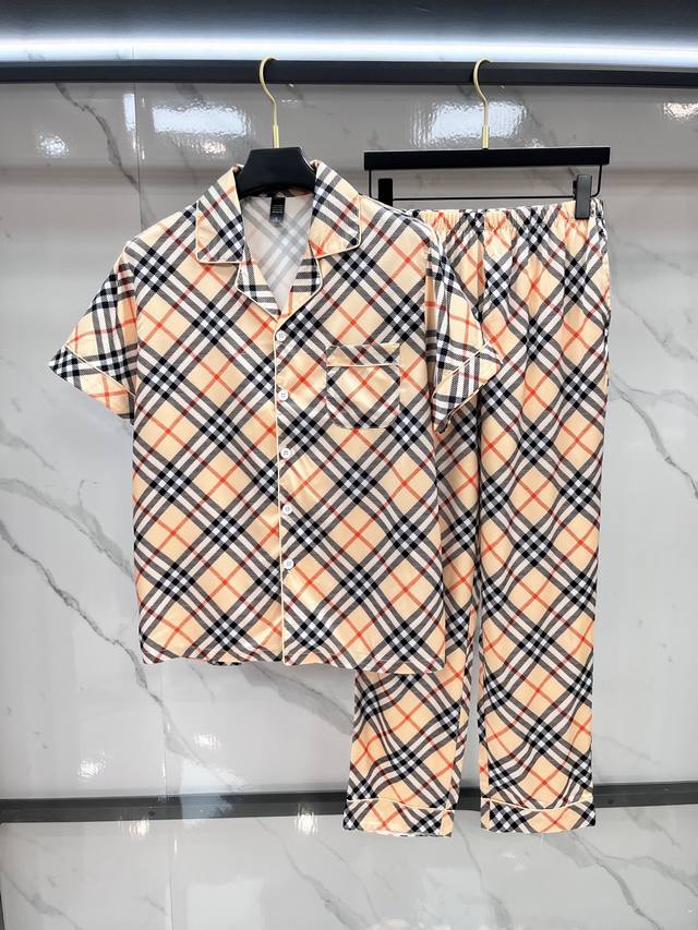 巴宝莉 高端新品情侣款家居服，睡衣休闲套装 进口丝缎面料 内里包边 手感柔软超爽超靓超舒服 高雅华丽 有腔调 也可做时尚休闲套装 早上跑步极其时尚 融合了时尚属