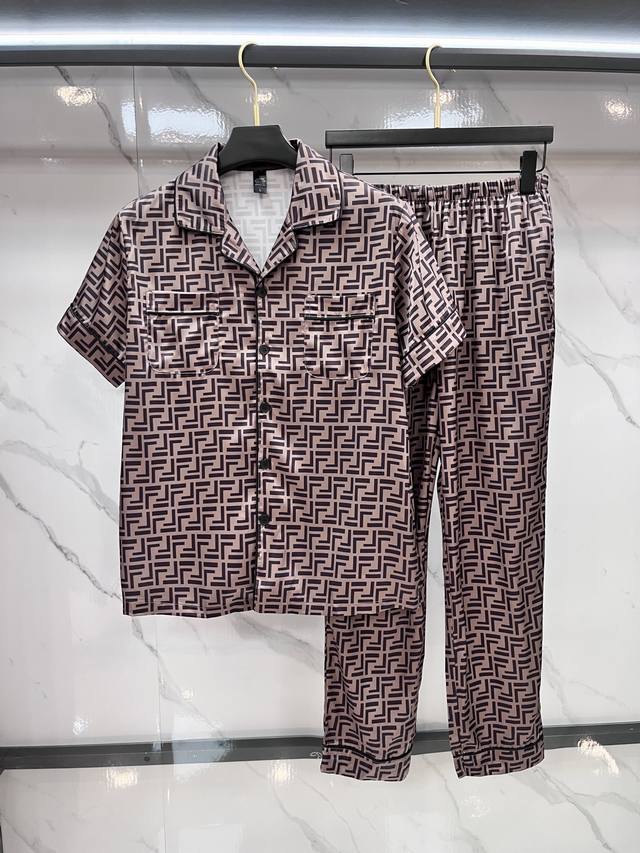 芬迪 高端新品情侣款家居服，睡衣休闲套装 进口丝缎面料 内里包边 手感柔软超爽超靓超舒服 高雅华丽 有腔调 也可做时尚休闲套装 早上跑步极其时尚 融合了时尚属于