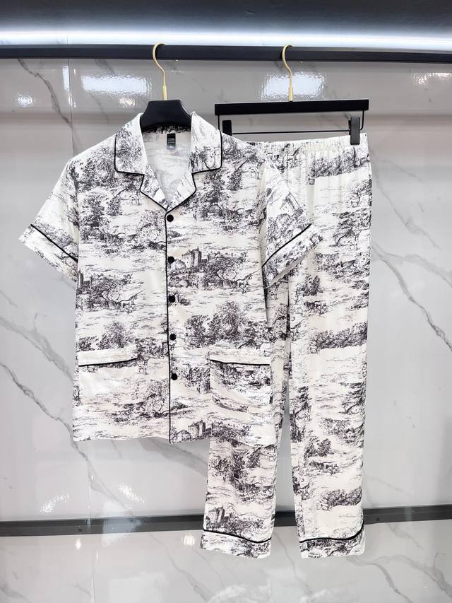 迪奥 高端新品情侣款家居服，睡衣休闲套装 进口丝缎面料 内里包边 手感柔软超爽超靓超舒服 高雅华丽 有腔调 也可做时尚休闲套装 早上跑步极其时尚 融合了时尚属于