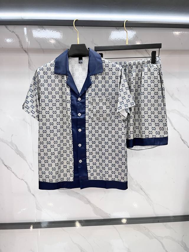 Gucci 高端新品情侣款家居服，睡衣休闲套装 进口丝缎面料 内里包边 手感柔软超爽超靓超舒服 高雅华丽 有腔调 也可做时尚休闲套装 早上跑步极其时尚 融合了时