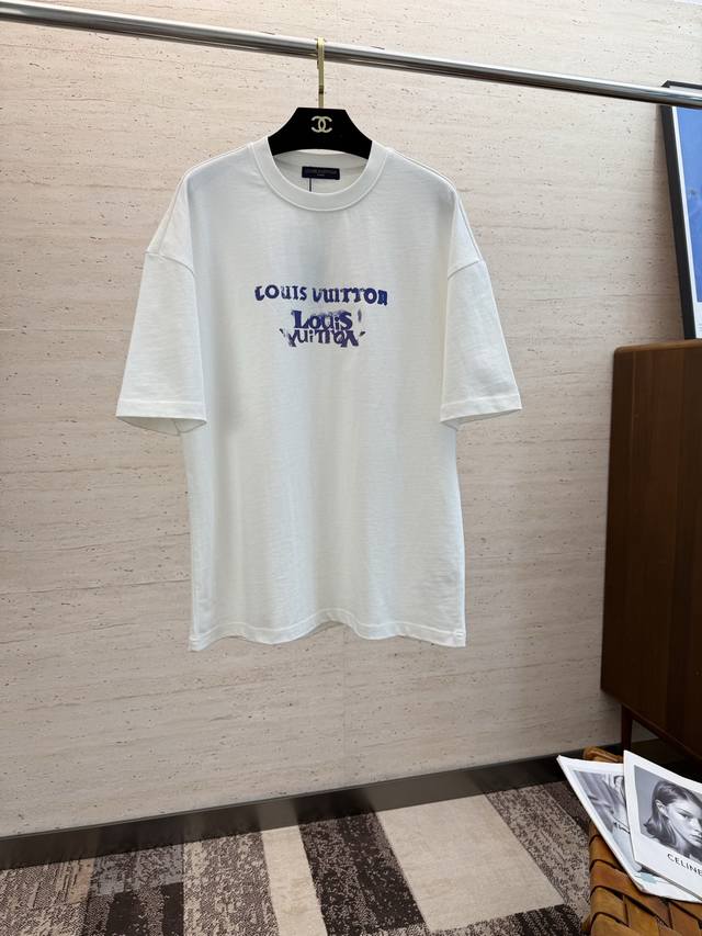 Lv2025 春夏新款短袖 整体上色泽较鲜明和光亮，手感顺滑揉软，悬垂感特强，质地自然柔软、贴身超级舒服，悬垂感特强！T恤日常穿搭很自在很实用，超级的有韧性比起