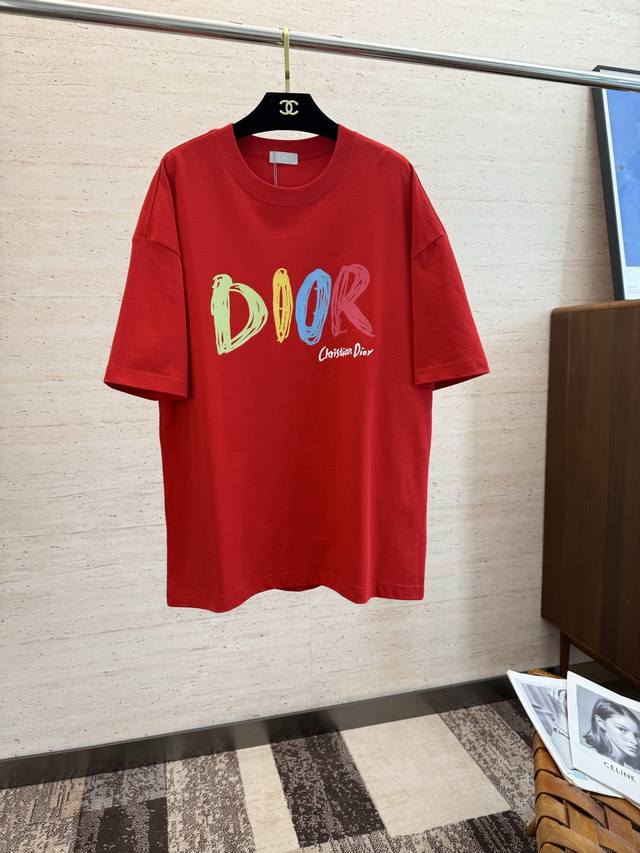 Cd2025 春夏新款短袖 整体上色泽较鲜明和光亮，手感顺滑揉软，悬垂感特强，质地自然柔软、贴身超级舒服，悬垂感特强！T恤日常穿搭很自在很实用，超级的有韧性比起