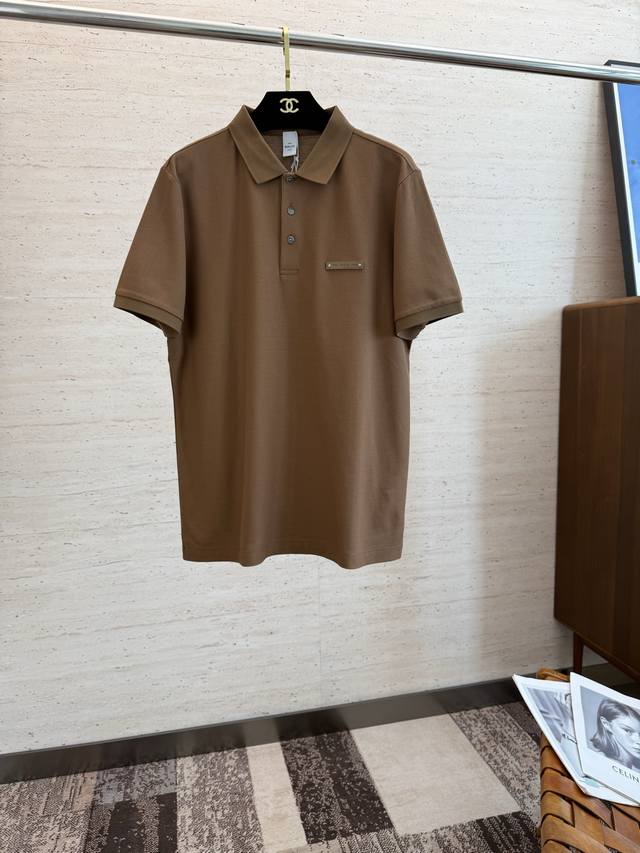 Berluti25S春夏男士Polo 胸前标志性Logo徽标 整体非常的轻商务休闲！纯棉面料 上身轻盈舒适顺滑 到手绝对让你觉得物有所值的一件单品！！！ 码数M