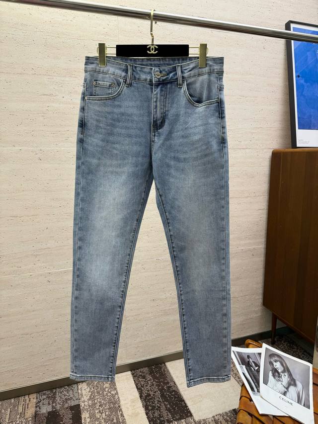 Ea25S春夏男士直筒牛仔裤棉质牛仔面料打造 质地柔软又不失筋骨，手感干爽有韧性 经典的标志性浮雕徽标，灵魂般的点缀 各项指标皆为上品，自然带来极佳的上身体感！