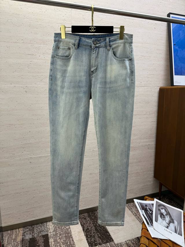 Cd25S春夏男士直筒牛仔裤棉质牛仔面料打造 质地柔软又不失筋骨，手感干爽有韧性 经典的标志性浮雕徽标，灵魂般的点缀 各项指标皆为上品，自然带来极佳的上身体感！