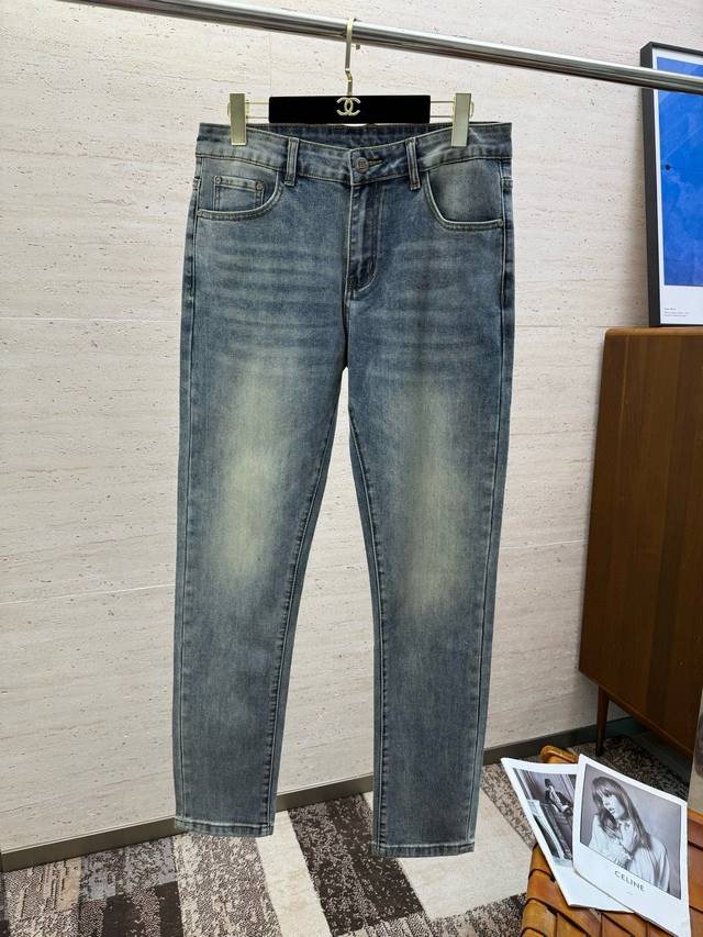 Bur25S春夏男士直筒牛仔裤棉质牛仔面料打造 质地柔软又不失筋骨，手感干爽有韧性 经典的标志性浮雕徽标，灵魂般的点缀 各项指标皆为上品，自然带来极佳的上身体感