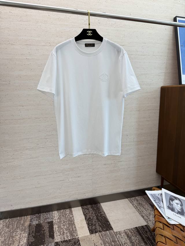 Lp.2025 春夏新款短袖 整体上色泽较鲜明和光亮，手感顺滑揉软，悬垂感特强，质地自然柔软、贴身超级舒服，悬垂感特强！T恤日常穿搭很自在很实用，超级的有韧性比