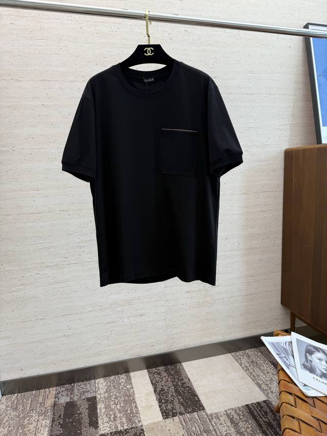 Zz 2025 春夏新款短袖 整体上色泽较鲜明和光亮，手感顺滑揉软，悬垂感特强，质地自然柔软、贴身超级舒服，悬垂感特强！T恤日常穿搭很自在很实用，超级的有韧性比