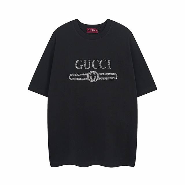 全年有货不下架Gucci古奇2025春夏腰带烫钻经典印花水钻圆领短袖T恤采用260克双纱精棉，这款T恤以针织棉匠心打造，巧妙缀饰互扣式双G水晶贴花。衣服偏厚使整