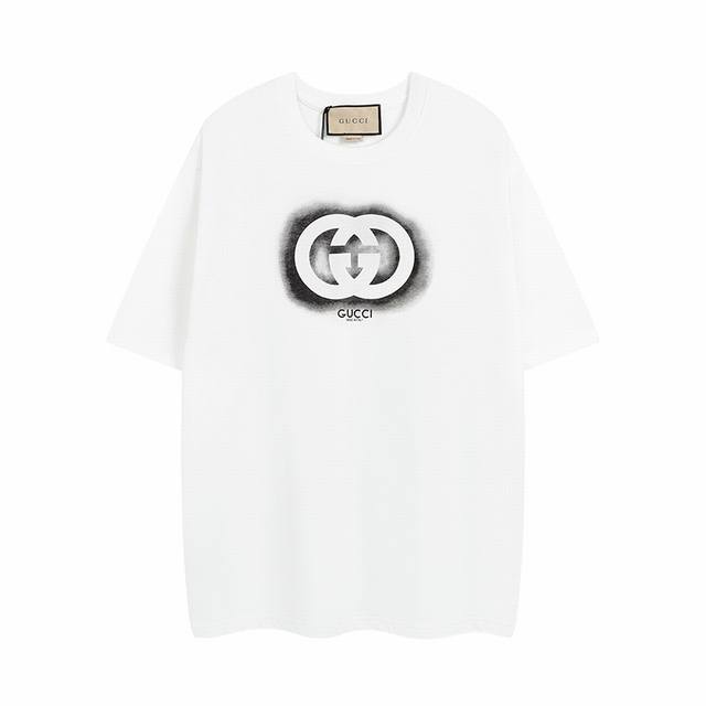 全年有货不下架#Gucci古驰##双G##喷绘# 早春男装系列倾情推出缀饰活力印花的运动单品，迎接温暖季节的到来。品牌织带继续为整个设计注入典藏气息，品牌标识细