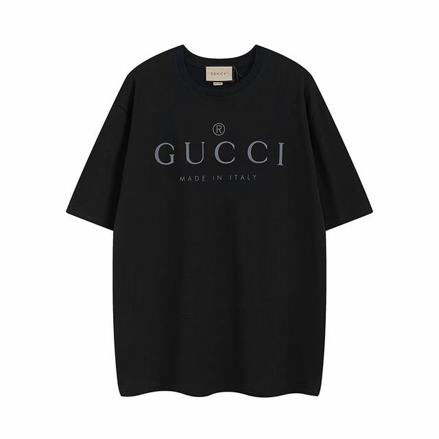全年有货不下架#Gucci古驰##经典##大Logo印花#古驰经典大Logo印花款，官方原版,定制32支双纱纯棉面料，克重280G，手感松软细腻又比一般棉布料扎