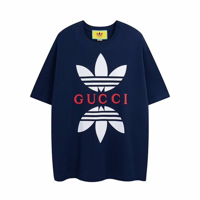 全年有货不下架Gucci &Adidas 联名系列#Gucci古驰# #三叶草联名# #联名T恤#面料采用官网定织32支精梳紧密纯棉面料，舒适透气不易变形，克重