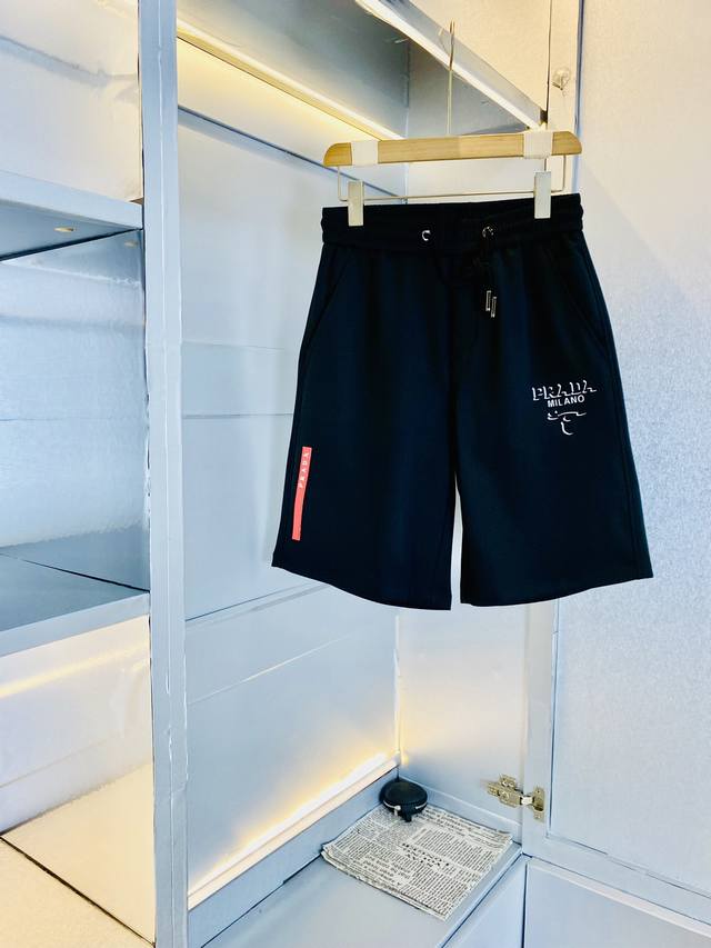 官网原单货 可穿200斤普拉达Prada 简约时尚 2025夏款夏季休闲裤短裤五分裤身穿着非常舒适 低调不失奢华 穿出去非常有档次,裤型款式和裁剪亦无需多言 上