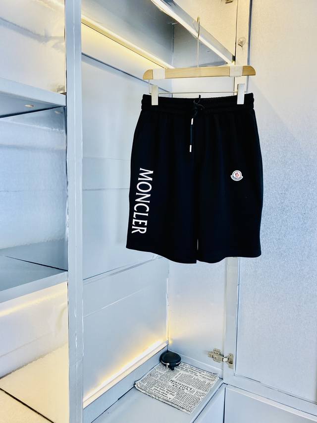 官网原单货 可穿200斤蒙口Moncler 简约时尚 2025夏款夏季休闲裤短裤五分裤身穿着非常舒适 低调不失奢华 穿出去非常有档次,裤型款式和裁剪亦无需多言