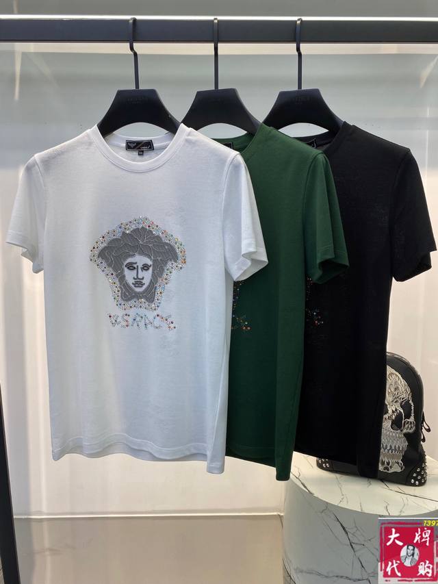 Versace 范思哲 2025新款 圆领 短袖 T恤 体恤 半袖 ，高端版本！专柜定制面料 透气舒适度高，细节无可挑剔，品牌元素设计理念，体现高品质。手感细腻