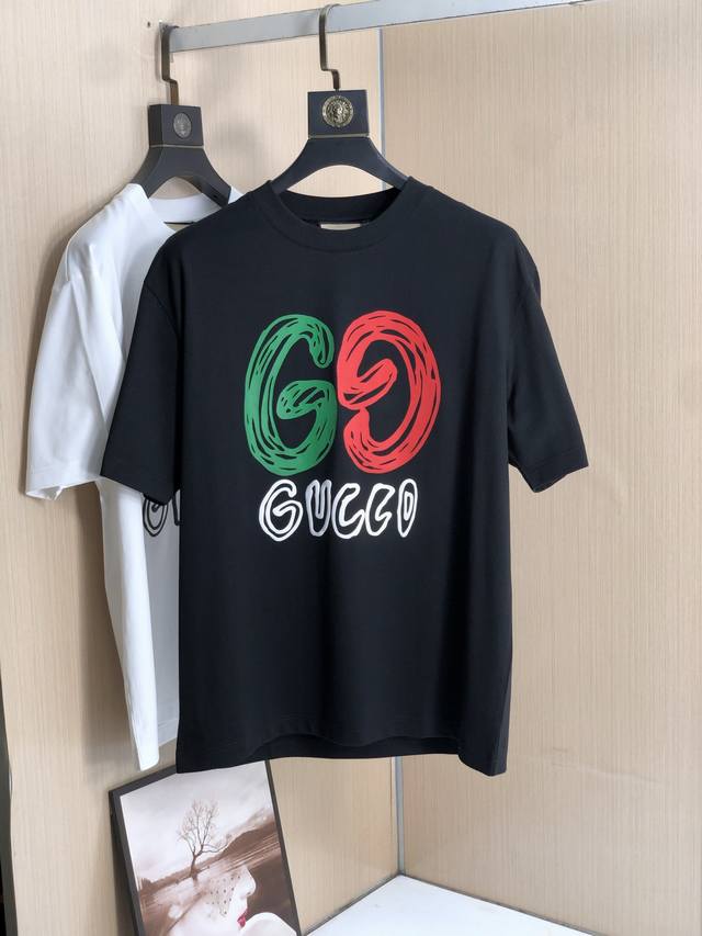 Gg2025新款同步上新圆领短袖T恤。采用客供新疆长绒棉面料，亲肤舒适透气，胸前配以品牌字母Logo图案采用3D数码印花工艺构成彰显品牌奢华，与Zp一致不是小厂