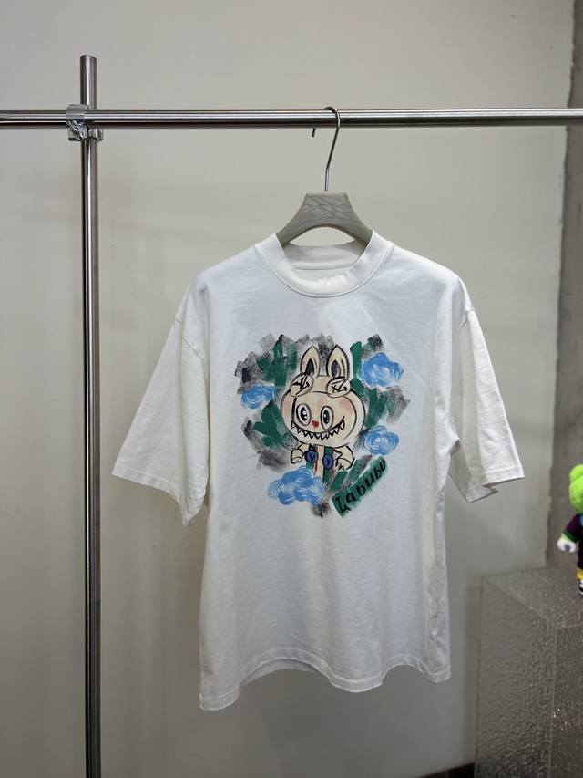 Labubu2025新款同步上新圆领短袖T恤。采用客供新疆长绒棉面料，亲肤舒适透气，胸前配以品牌字母Logo图案采用3D数码印花工艺构成彰显品牌奢华，与Zp一致