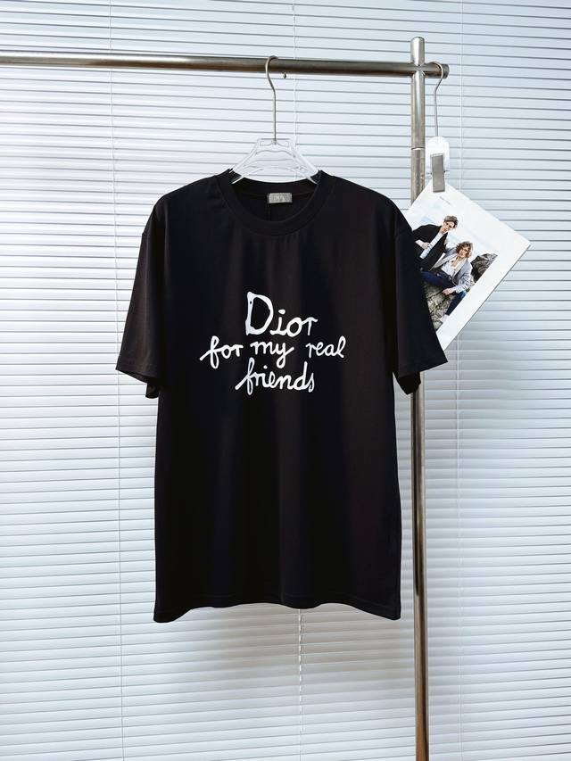 Dior2025新款同步上新圆领短袖T恤。采用客供新疆长绒棉面料，亲肤舒适透气，胸前配以品牌字母Logo图案采用3D数码印花工艺构成彰显品牌奢华，与Zp一致不是