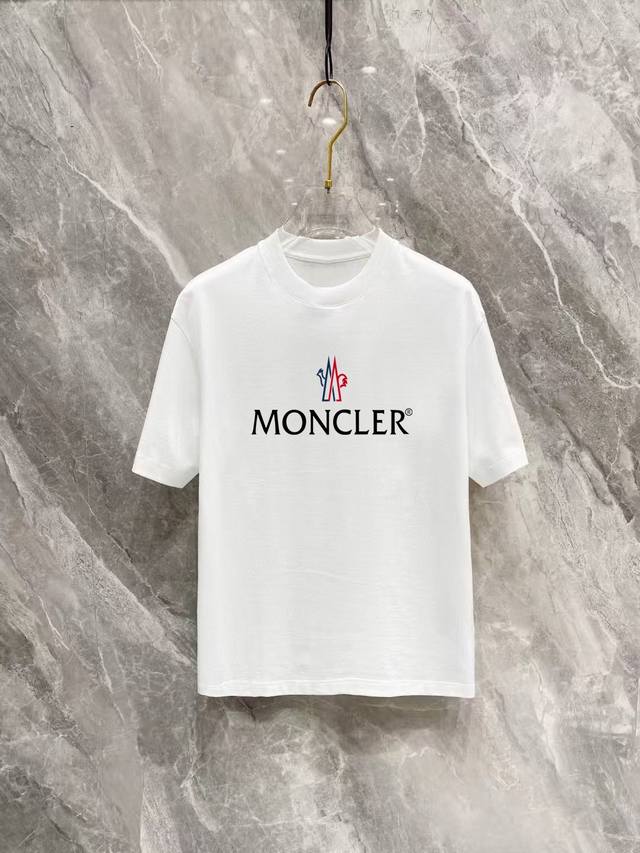 Moncler2025新款同步上新圆领短袖T恤。采用客供新疆长绒棉面料，亲肤舒适透气，胸前配以品牌字母Logo图案采用3D数码印花工艺构成彰显品牌奢华，与Zp一