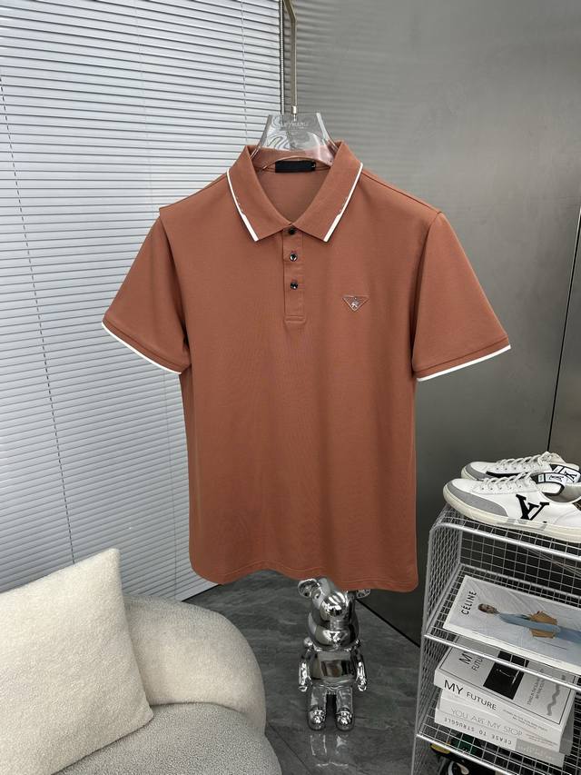 Prada普拉达 2025春夏新款男士原单翻领Polo衫系列出货 简洁时尚百搭 高端品质 定制进口双股丝光珠地棉面料 穿着舒适 透气 档次高很有质感 简单大方得