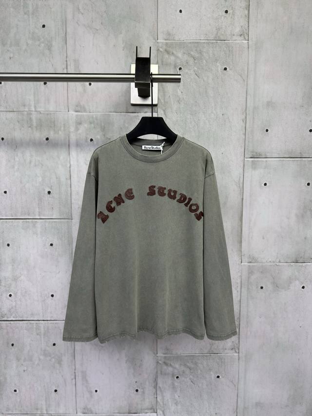 Acne Studios 皮革贴花字母长袖面料：部分款式采用100%棉材质，经过重水洗做旧工艺，舒适透气，且不影响面料性能。也有款式采用85%棉和15%麻的混纺