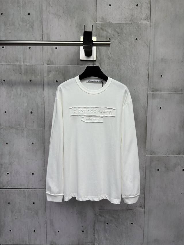 Alexander Wang亚力山大王立体徽标长袖T恤采用纯棉面料制作，舒适柔软，天然健康，对皮肤无刺激，胸前饰以大王贴布刺绣的字母徽标Logo点缀，上下两排字