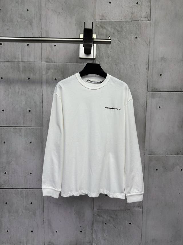 Alexander Wang亚力山大王徽标长袖采用230克水洗棉质面料匠心制作，质感卓越上身超级舒服柔软，亲肤不刺激，领口和袖口的螺纹可以让宽松的衣服很有型的挂