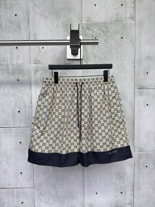 Gucci 满印字母沙滩裤描述：采用客定涤纶聚酯纤维面料打造，原版定制五金辅料，穿着自在无拘束，尽显时尚魅力，无论是商务洽谈还是休闲时光，整体走线平直细腻，面料