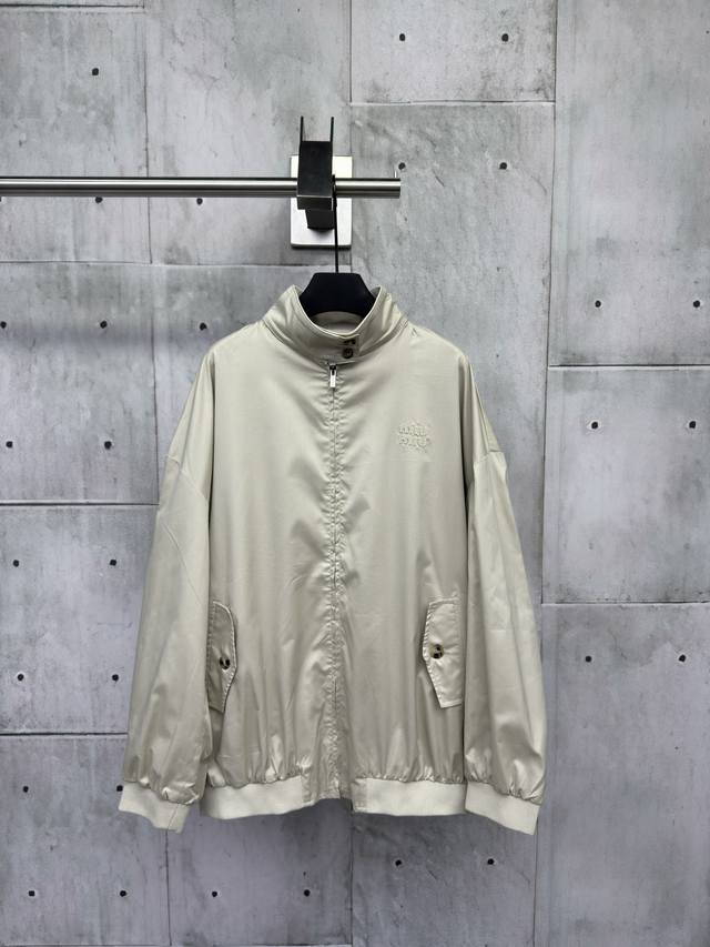 Miumiu字母贴布刺绣外套采用浅咖色棉布针织面料，内里红白格纹里布，罗纹领细节，隐藏式金属拉链开合门襟，针织下摆和衣袖，整体走线平直细腻，面料舒适柔软，颜色一