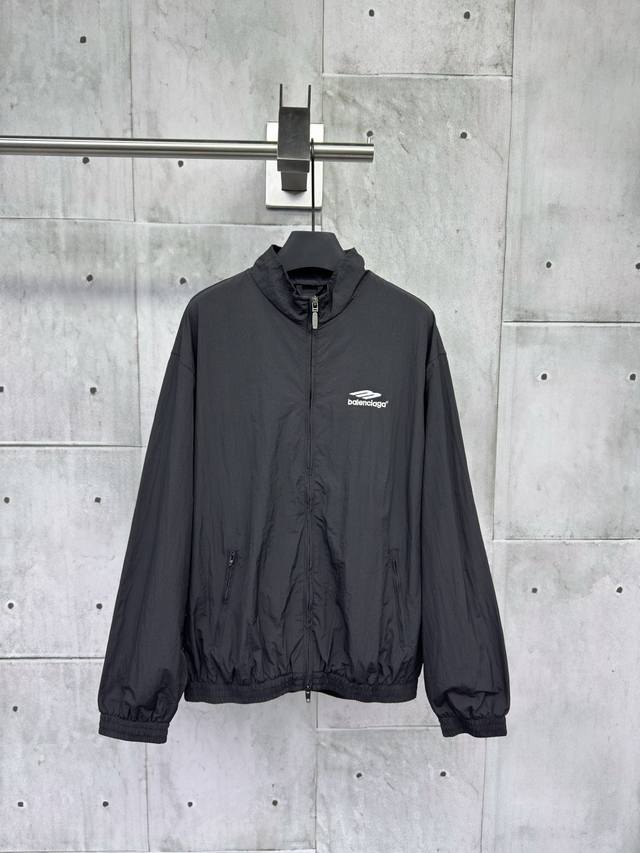 Balenciaga 3M刺绣尼龙梭织外套描述：面料柔软 内里采用网布设计 裤腿以单线直丝走线效果 走线平直 侧边搭配两个经典手插袋完善整体 采用锁扣标志拉链