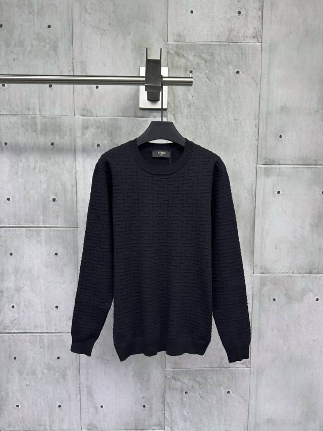 Fendi 满印Ff Selleria 针织毛衣描述：定织冰丝曲纹螺织毛衫料 双F浮雕针法工艺 由德国斯托尔 Stoll 电脑横机搭载 通过精准针法控制与纱线交