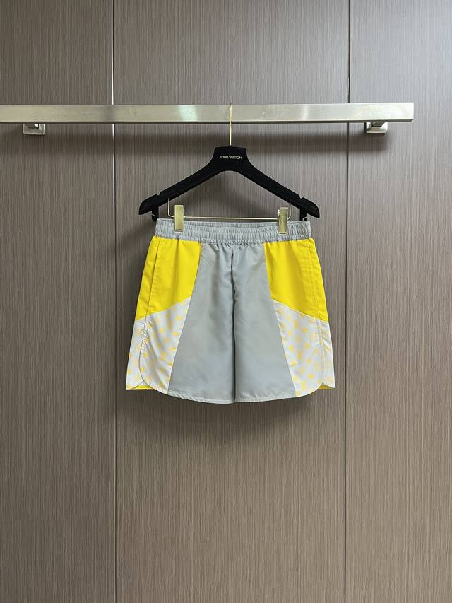 Lv 2025Fw早秋新款运动休闲沙滩短裤，采用拼接撞色梭织面料，Monogram Glow 印花 弹力腰部和透气侧开衩、侧边斜插口袋，内里同色系抽绳 尺码：S