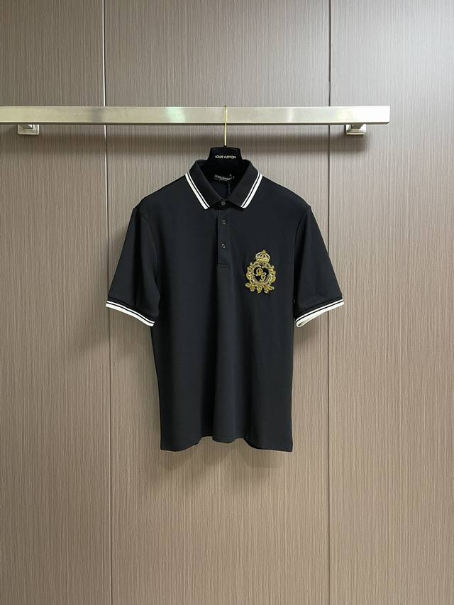 Dolce&Gabbana 2025Ss新品Dg刺绣棉质珠地Polo衫，衣领处撞色条纹设计，皇冠Logo经典刺绣标识，宣扬品牌辨识度的同时展现最原始的品牌风格，