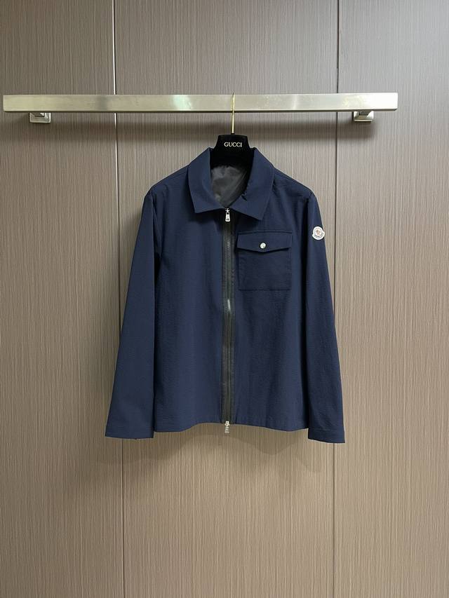 外套 短裤270 Moncler 泡泡皱衬衫式夹克长裤套装，面料选用76％的高棉含量＋24％聚酯纤维的棉质混纺梭织面料。高棉含量确保了面料柔软、亲肤、透气性较好