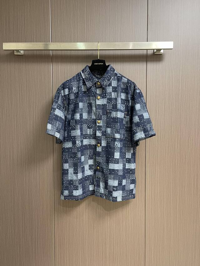 上衣 短裤 Lv X Nigo 联名2025Ss早秋新款短袖衬衫短裤套装，这是第三季Nigo联名牛仔，采用提花点缀棋盘格的工艺，是日常和休闲度假必选的，胸前的贴