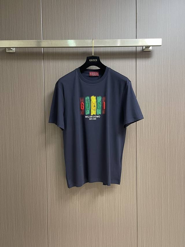 Gucci 2025Ss胸前Logo字母印花短袖T恤，面料采用 克重精梳棉，定制32支1*1螺纹，成衣两遍水洗处理，面料舒适亲肤无异感，定制定染面料，纺织密度高